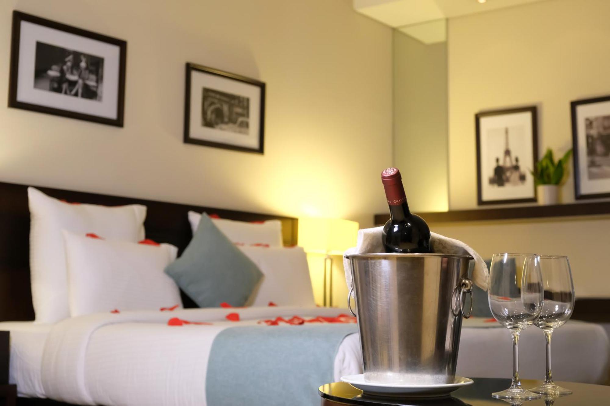 The Parisian Hotel ベイルート エクステリア 写真