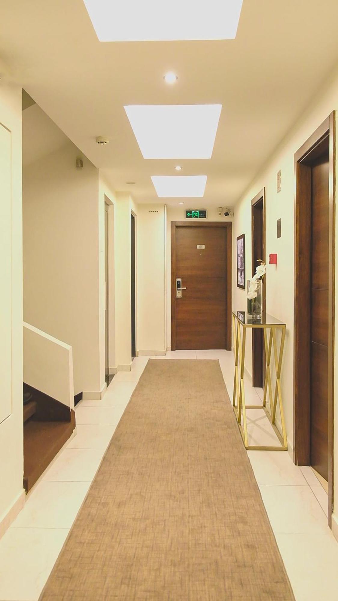 The Parisian Hotel ベイルート エクステリア 写真