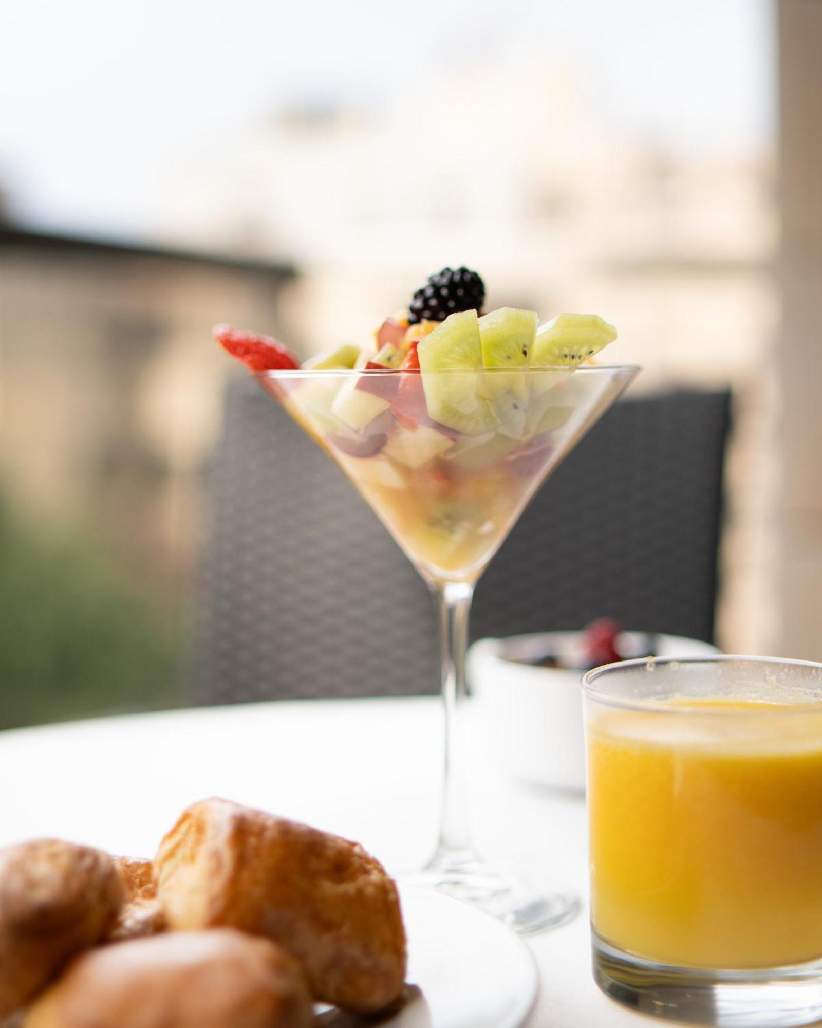 The Parisian Hotel ベイルート エクステリア 写真