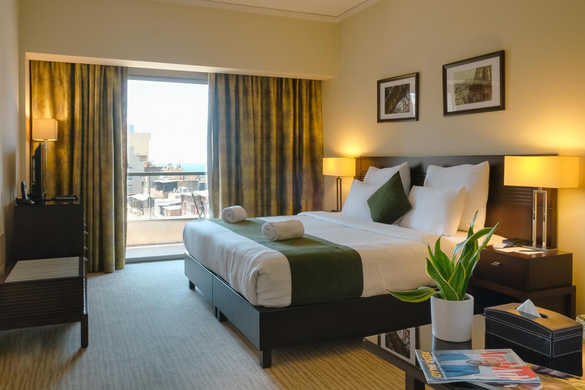 The Parisian Hotel ベイルート エクステリア 写真