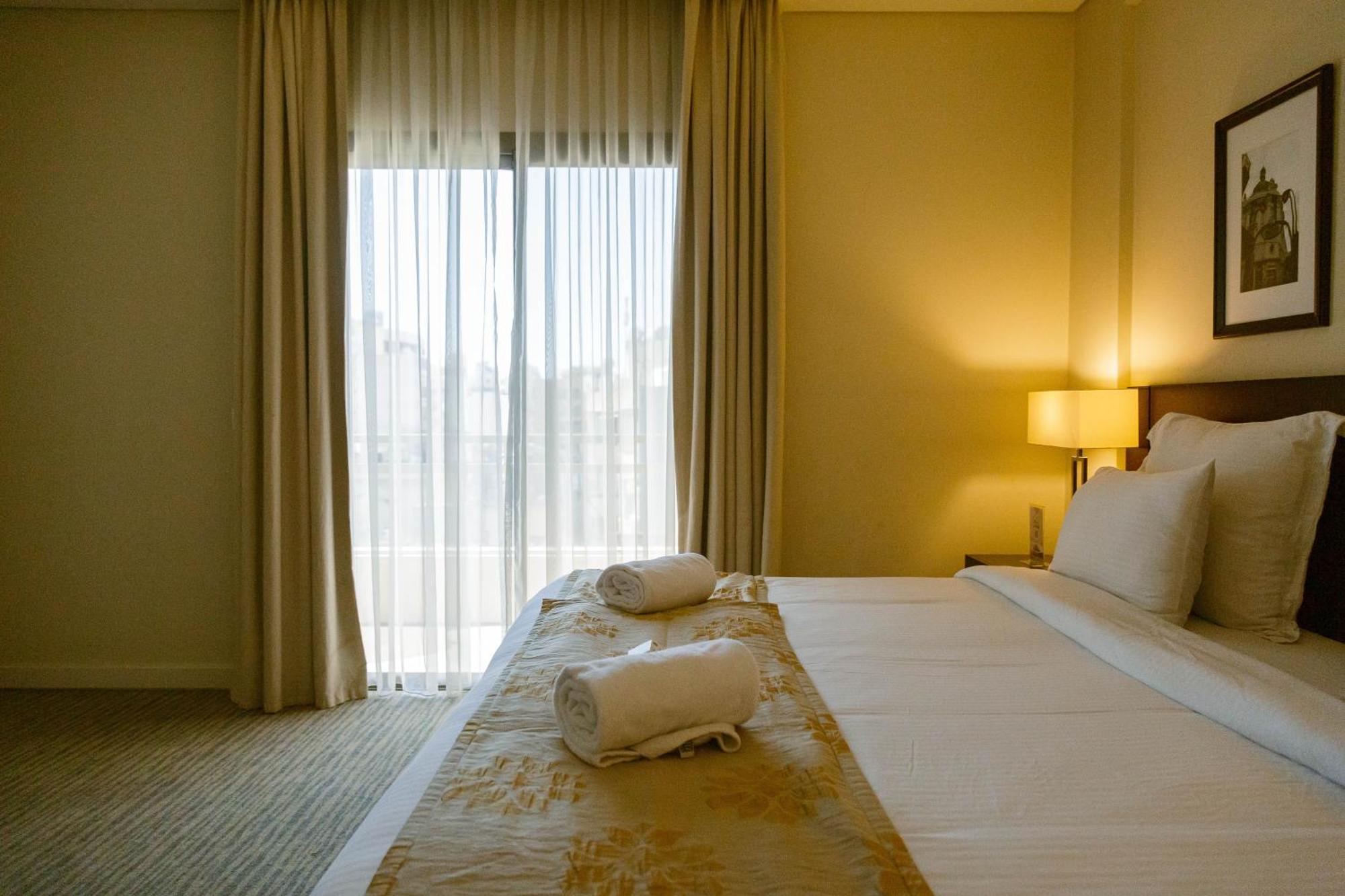 The Parisian Hotel ベイルート エクステリア 写真